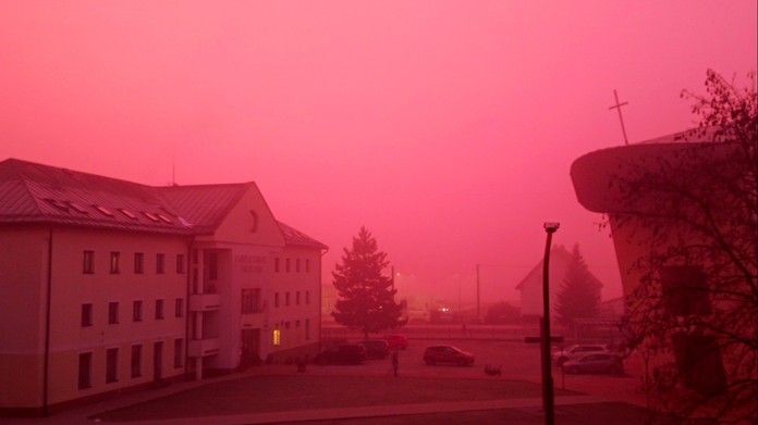 Jako přes růžové brýle. Město na Slovensku pohltila barevná mlha